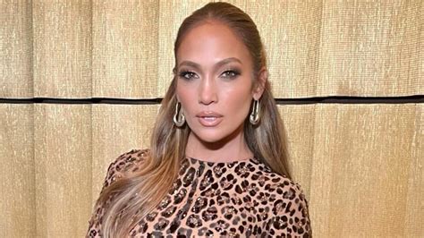 Jennifer Lopez Posed Topless for National Stress Awareness。